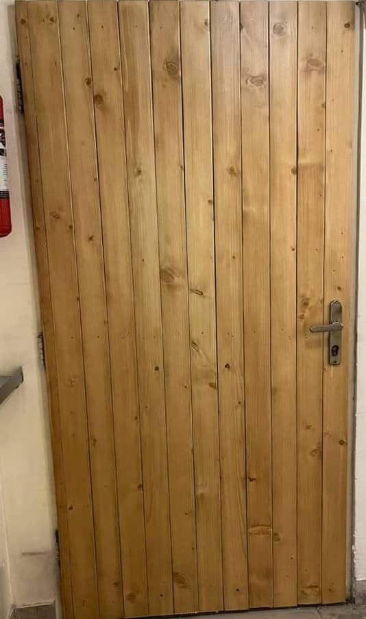 الوار پشت درب